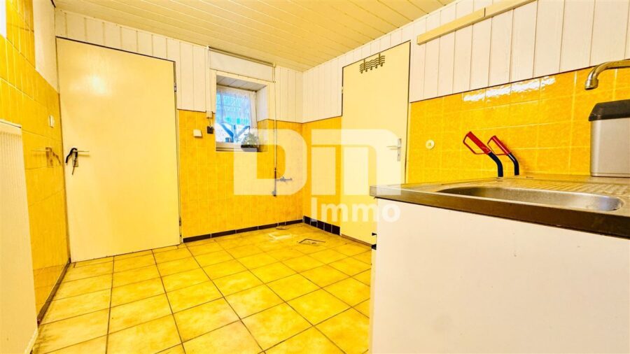 Schöne Doppelhaushälfte mit Nebengebäude, Garage und angelegtem Gartenbereich - Souterrain Waschküche